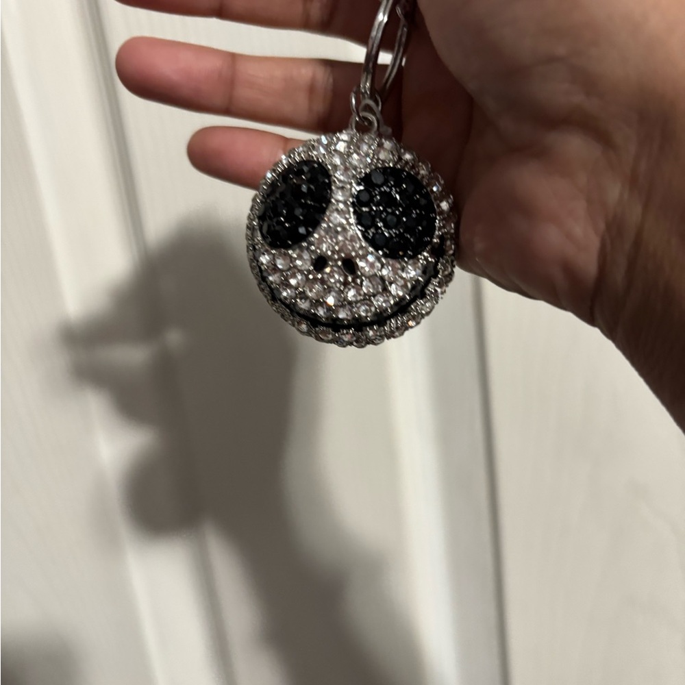 Sparkling Skull Keychain - Picture 7 of 7
